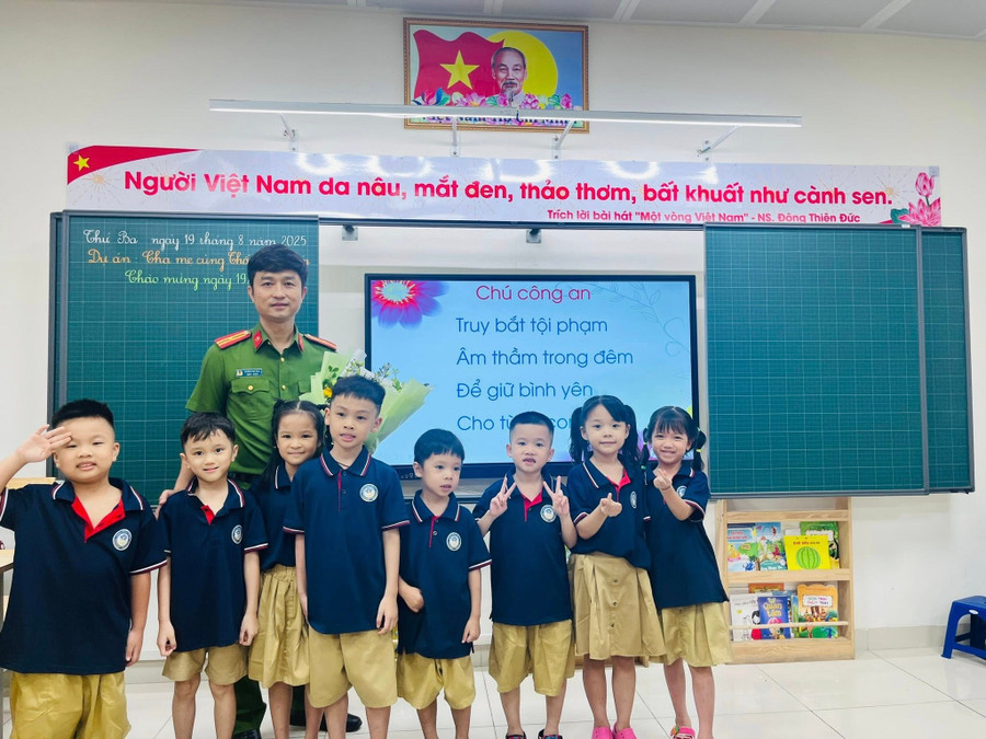 Thiếu tá Hoàng Đức Hậu, cán bộ Công an phường Kim Liên tới giao lưu với học sinh Trường Tiểu học Đống Đa trong ngày 19/8. da-3.jpg