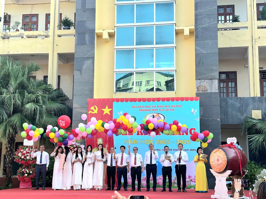 Thầy trò Trường THPT Chất lượng cao Lê Lợi cùng thả những chùm bóng bay mang theo bao khát khao, hi vọng về hành trình chinh phục tri thức trong năm học mới 2025-2026 thật thành công. 