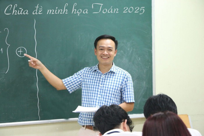Thầy Tùng chữa đề Toán cho học sinh trên lớp. Ảnh: Khôi Nguyên. ky-luat-3.jpg