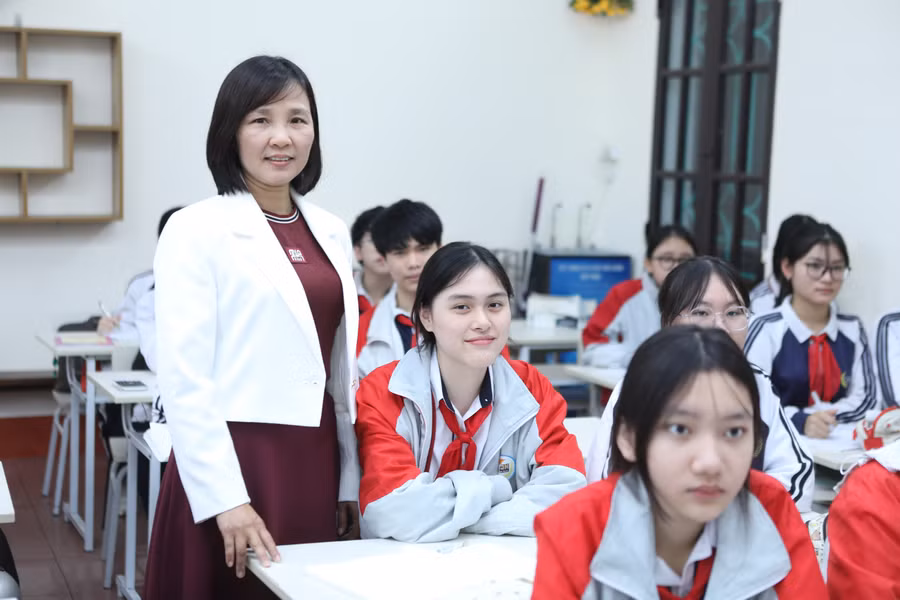 Cô trò lớp 9 Trường THCS Trần Đăng Ninh, TP Nam Định trong giờ học môn Toán. Ảnh: Đình Tuệ.