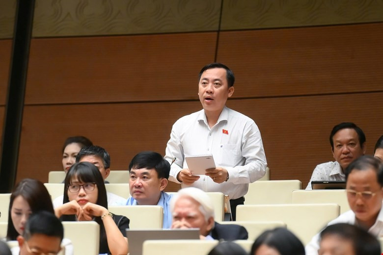 Đại biểu đặt câu hỏi chất vấn Bộ trưởng Tài chính Nguyễn Văn Thắng sáng 19/6. (Ảnh: Cổng TTĐT Quốc hội). tai-chinh-3.jpg