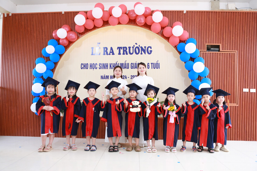 Cô trò cùng rạng rỡ trong lễ ra trường của các bé 5 tuổi. c1.jpg