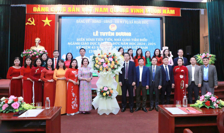 Lãnh đạo xã Hoài Đức tặng hoa chúc mừng nhân dịp kỷ niệm 43 năm Ngày Nhà giáo Việt Nam 20/11. 