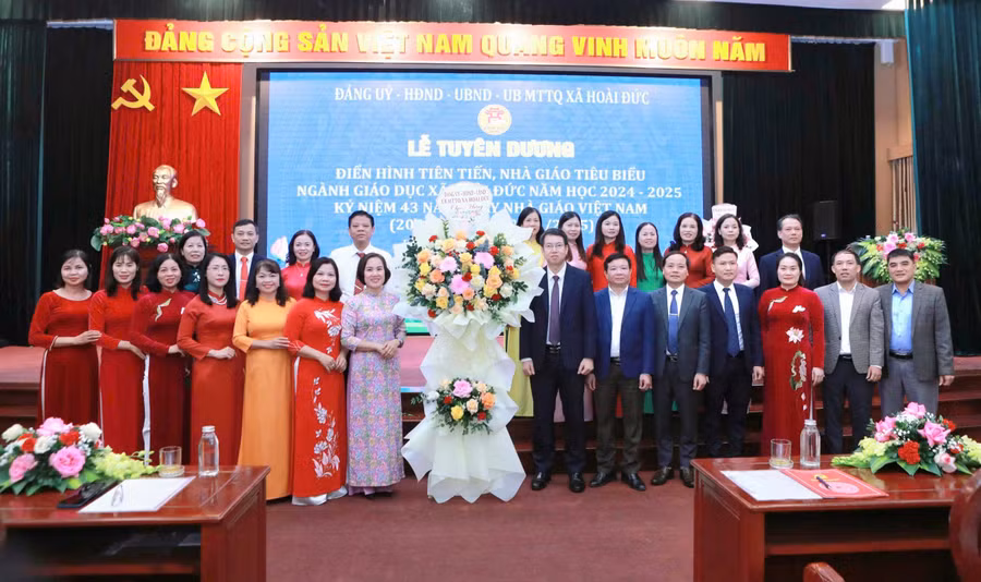 Lãnh đạo xã Hoài Đức tặng hoa chúc mừng nhân dịp kỷ niệm 43 năm Ngày Nhà giáo Việt Nam 20/11. 