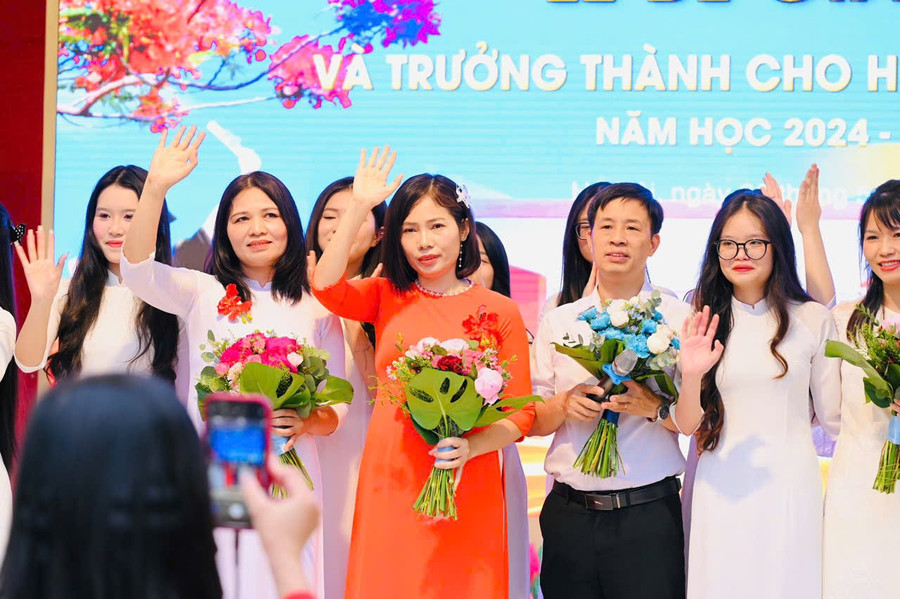 Cầm trên tay những bó hoa tươi do học trò dành tặng, các thầy cô không khỏi bồi hồi, xúc động. dinh-1.jpg