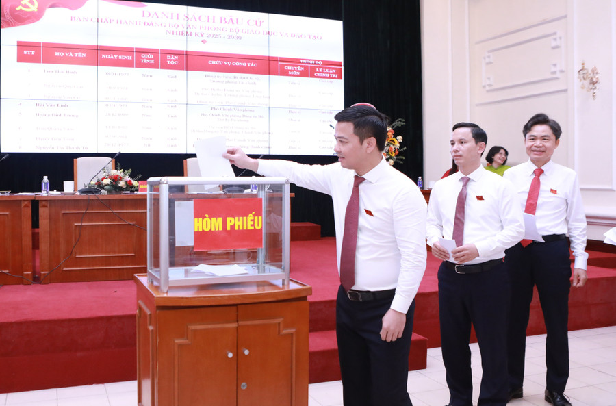 Đại hội tiến hành bầu BCH Đảng bộ, bầu chức danh Bí thư Đảng ủy, Phó Bí thư Đảng ủy Văn phòng Bộ GD&ĐT và bầu đại diện đi dự Đại hội Đảng bộ cấp trên. 15.jpg