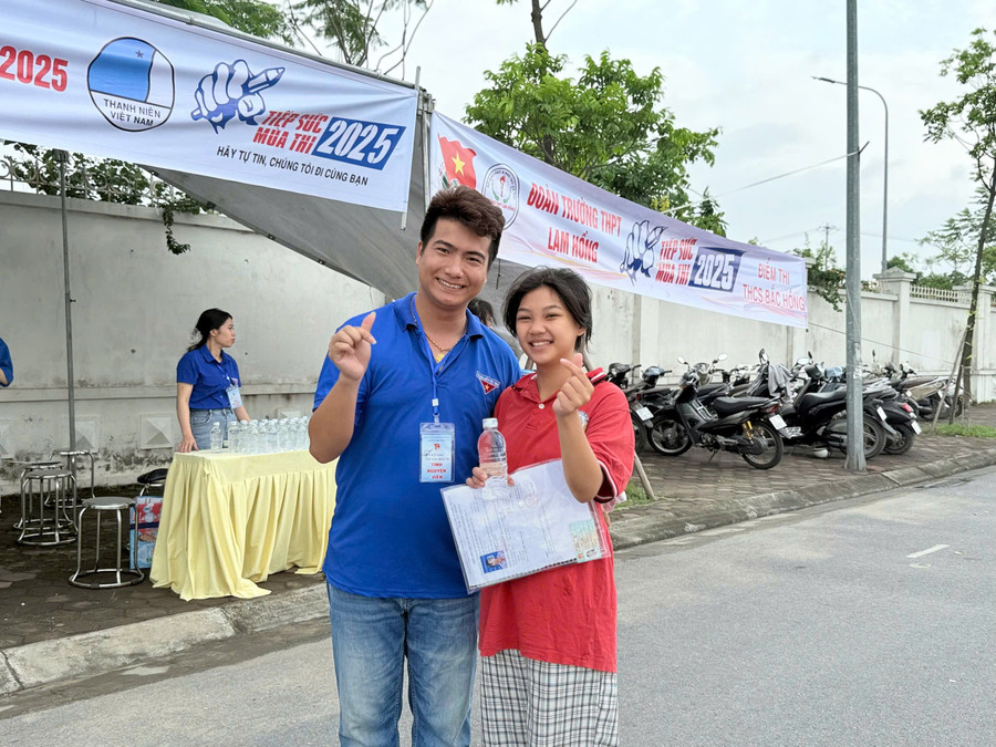 Thầy Nguyễn Tiến Công truyền động lực thi tốt tới các sĩ tử. dua-3.jpg