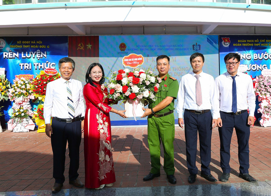 Trung tá Đỗ Thế Cường - Phó Trưởng Công an xã Sơn Đồng tặng hoa chúc mừng nhà trường. hd-3.jpg