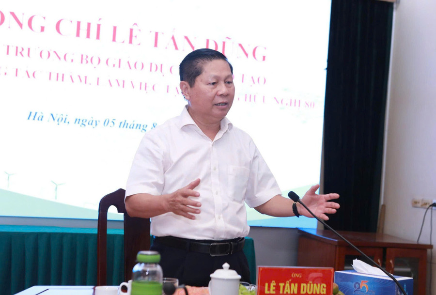 Thứ trưởng Bộ GD&ĐT Lê Tấn Dũng đưa ra một số lưu ý tại buổi làm việc với Trường Hữu Nghị 80 chiều 5/8. Ảnh: Đình Tuệ.