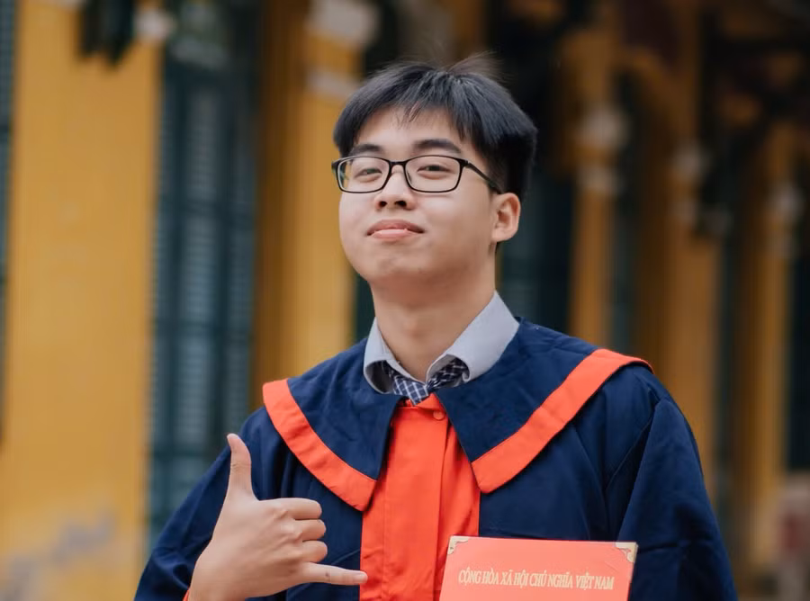 Nguyễn Việt Hưng ghi dấu ấn với danh hiệu "thủ khoa kép" ở khối A01 và D01. Ảnh: NTCC.