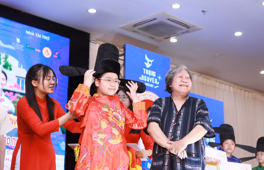 GS Sử học Lê Văn Lan động viên và trao giải cho thí sinh đạt giải Trạng Nguyên của cuộc thi Trạng Nguyên Tiếng Việt năm 2025. Ảnh: Đình Tuệ.