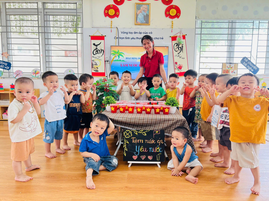 Cô trò Trường Mầm non An Khánh B, huyện Hoài Đức trong một hoạt động trên lớp. an-khanh-2.jpg