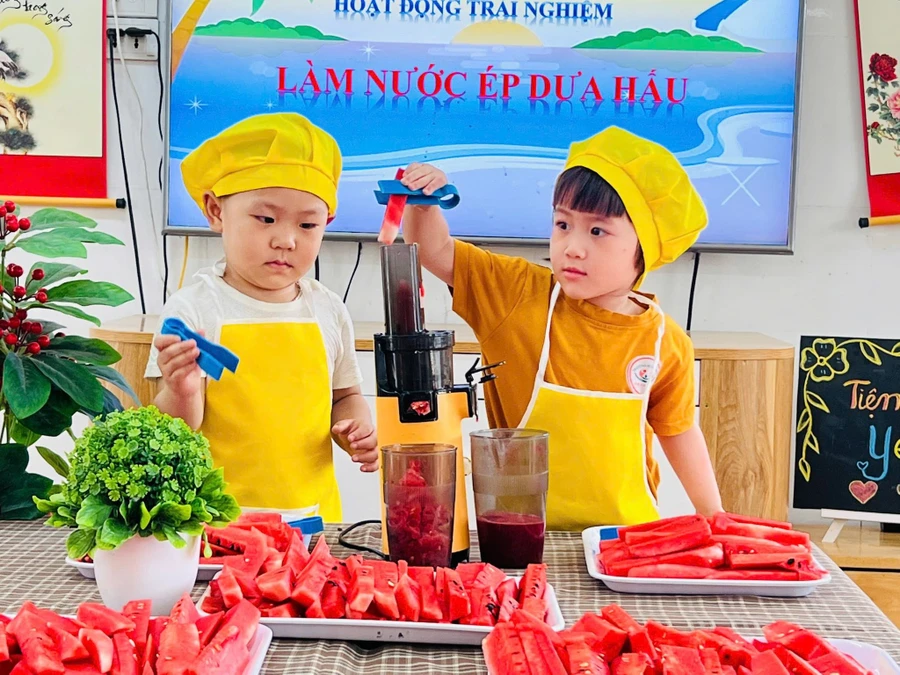 Trẻ thực hành làm nước ép dưa hấu với sự hướng dẫn từ cô giáo tại Trường Mầm non An Khánh B (huyện Hoài Đức, Hà Nội). 