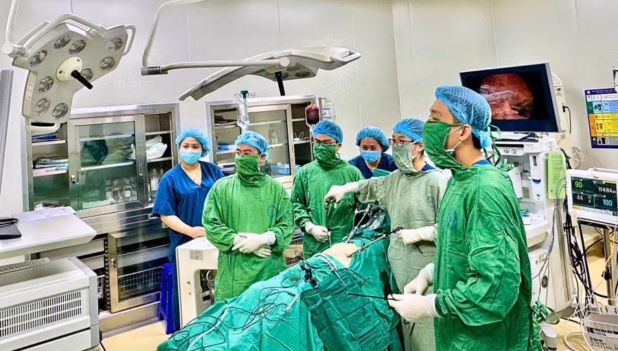 Các y bác sĩ thực hiện ca mổ cấp cứu để cứu sống nữ bệnh nhân bị mang thai ngoài tử cung. Ảnh: BVCC.