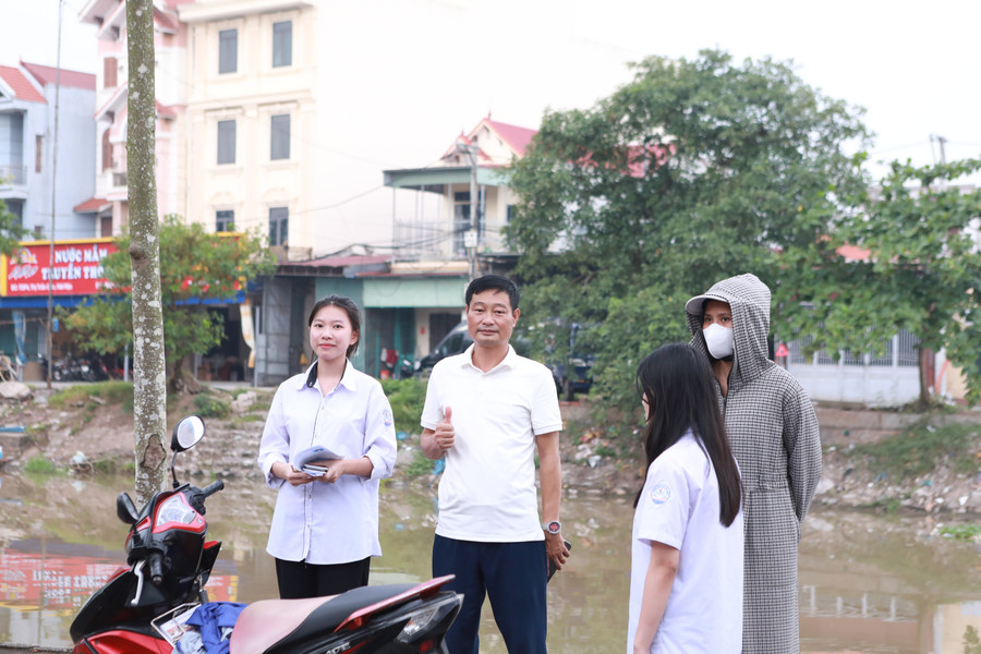 Phụ huynh và thí sinh cùng thở phào nhẹ nhõm sau khi kết thúc buổi thi cuối cùng của Kỳ thi tốt nghiệp THPT năm 2025 theo Chương trình GDPT 2018. Ảnh: Đình Tuệ. 22.jpg