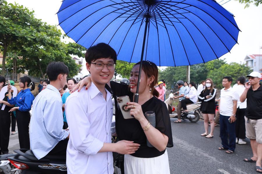 Sự đồng hành, chia sẻ từ gia đình dành cho sĩ tử trong giai đoạn trước, trong và sau thi đều rất quan trọng để các em có lựa chọn phù hợp cho tương lai. Ảnh: Đình Tuệ. 2.jpg