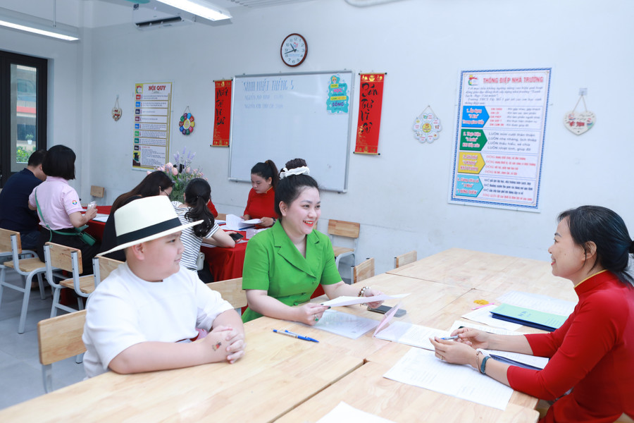 Chị Bùi Thị Vui đưa con trai đến đăng ký tuyển sinh vào lớp 6, Trường THCS Tây Mỗ 3. Ảnh: Đình Tuệ.