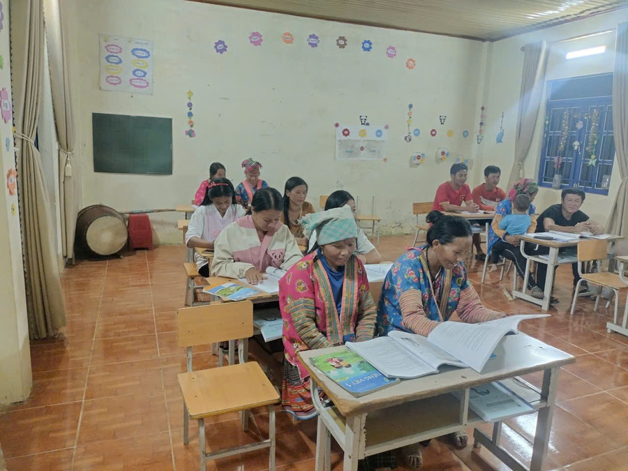 Hình ảnh lớp xóa mù chữ ở điểm bản Huổi Só, Trường Tiểu học Nậm Chà, xã Mường Mô, tỉnh Lai Châu. Ảnh: NTCC.