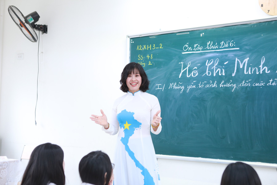 Cô Kiều Oanh trong giờ ôn tập môn Lịch sử cho học sinh khối 12 những ngày cuối của năm học 2024-2025. Ảnh: Đình Tuệ. a1.jpg