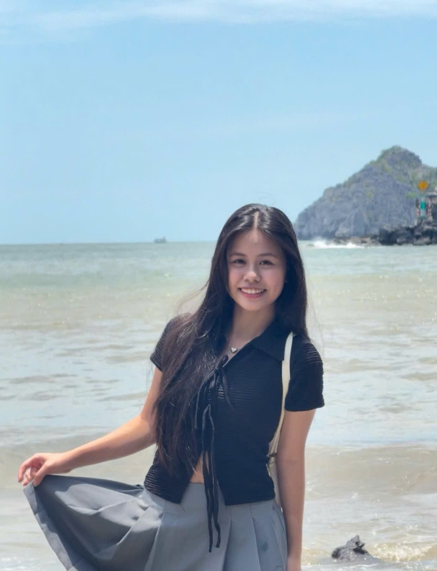 Linh trong một chuyến đi biển cùng gia đình. Ảnh: NVCC. linh-4.jpg
