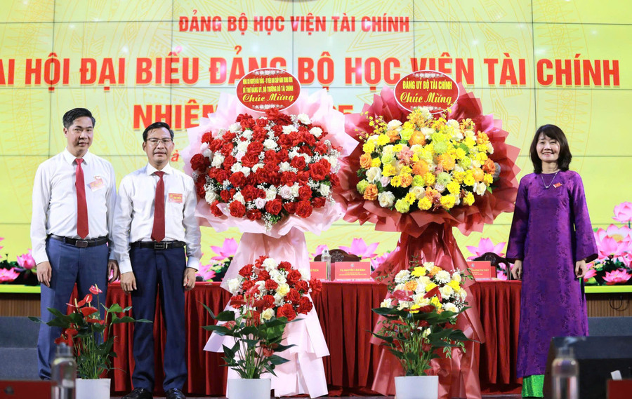 Bà Nguyễn Thị Thu Lan, Phó Bí thư chuyên trách Đảng ủy Bộ Tài chính tặng hoa chúc mừng Đại hội Đảng bộ Học viện Tài chính.
