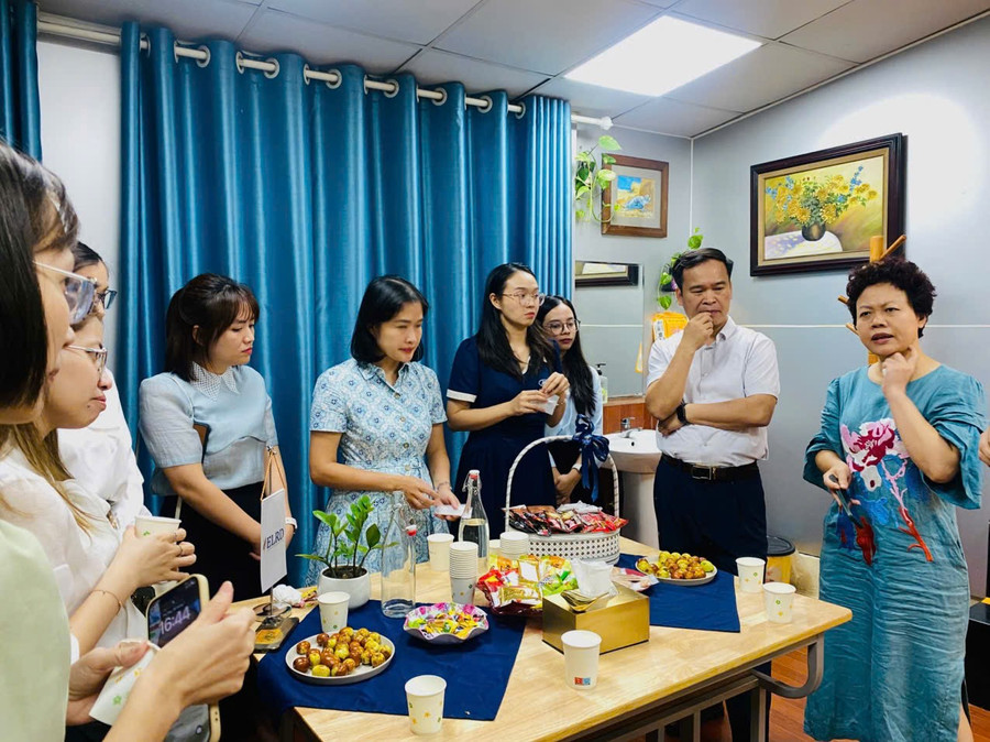 PGS.TS Chu Cẩm Thơ (bìa phải) trao đổi nhiều ý kiến tâm huyết với các học viên. 13.jpg