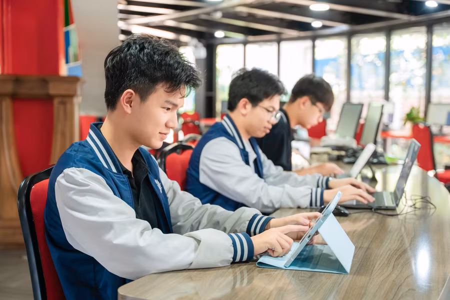 Học sinh lớp 12 Trường Lương Thế Vinh đăng ký dự thi thử trên hệ thống của Bộ GD&ĐT trong sáng 15/4. 