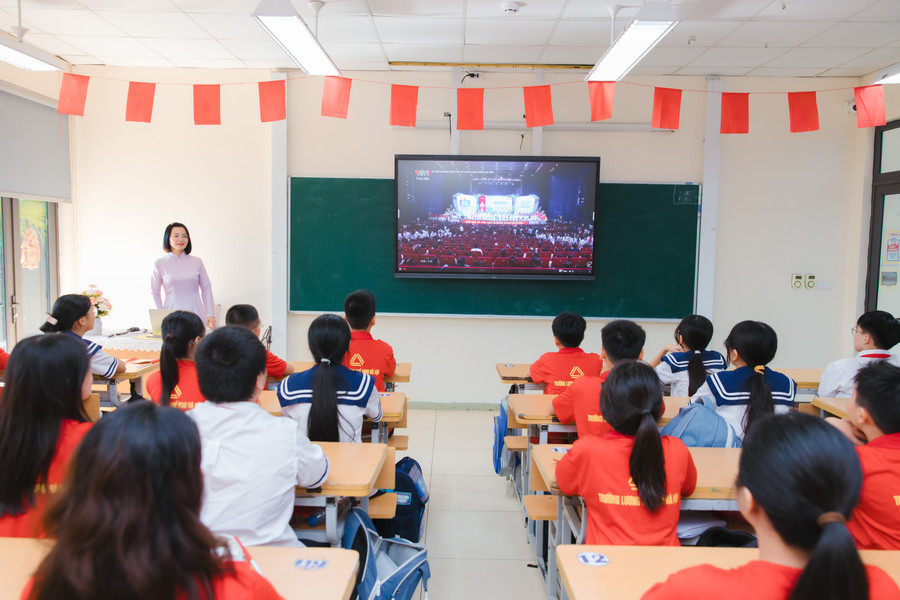 Tại mỗi lớp học đều được trang bị TV thông minh để phục vụ công tác dạy - học. mic-8507.jpg