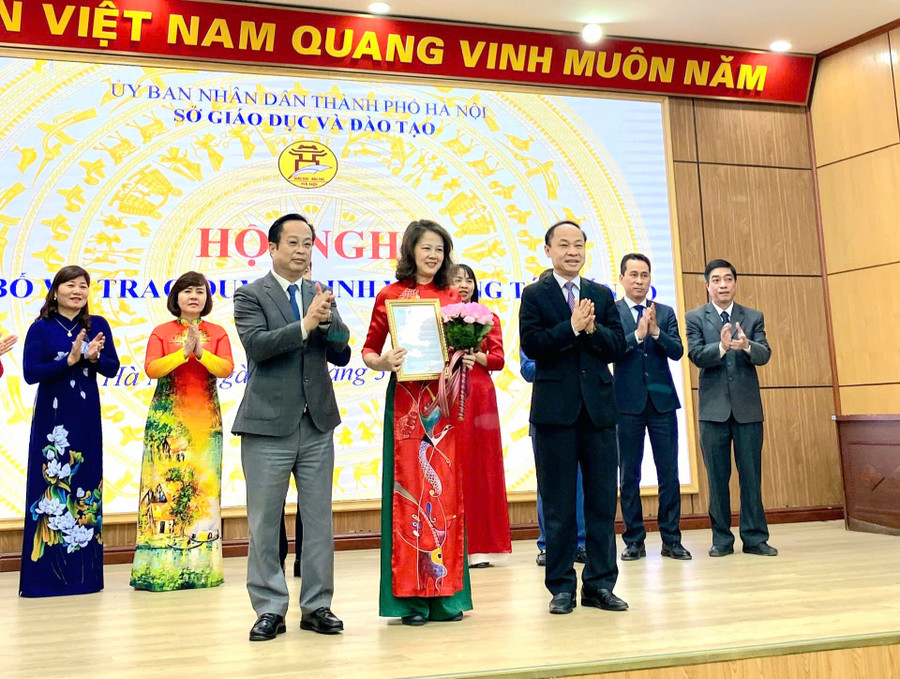 Cô Nguyễn Thị Nhâm Huyền - Hiệu trưởng Trường THPT Phan Đình Phùng được điều động, bổ nhiệm làm Hiệu trưởng Trường THPT Trương Định, quận Hoàng Mai. 