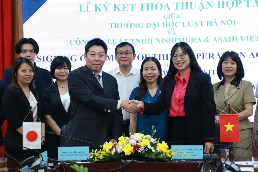 Đại diện hai đơn vị bắt tay thống nhất tăng cường hợp tác trong thời gian tới. 