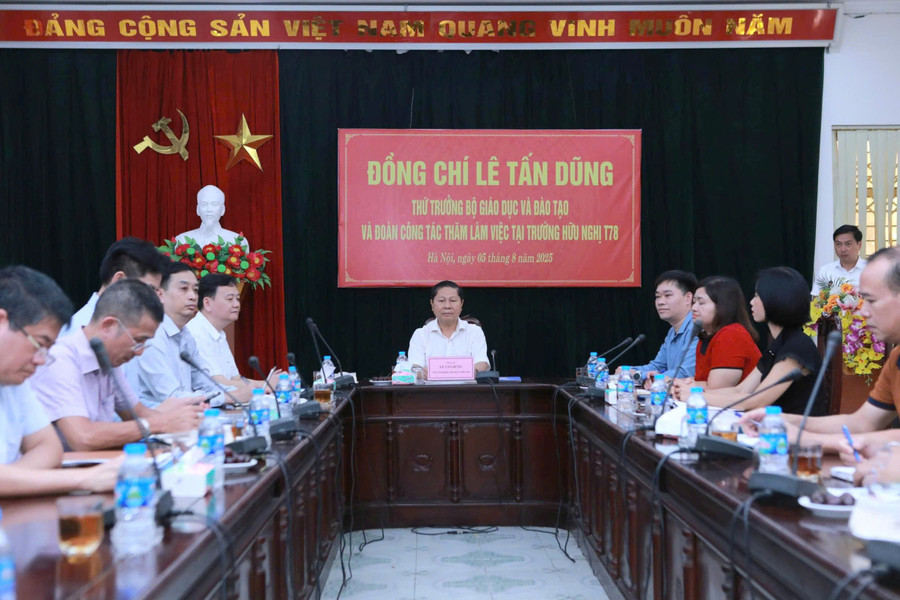 Thứ trưởng Lê Tấn Dũng chủ trì buổi làm việc tại Trường Hữu Nghị T78 chiều 5/8. Ảnh: Đình Tuệ. t78.jpg