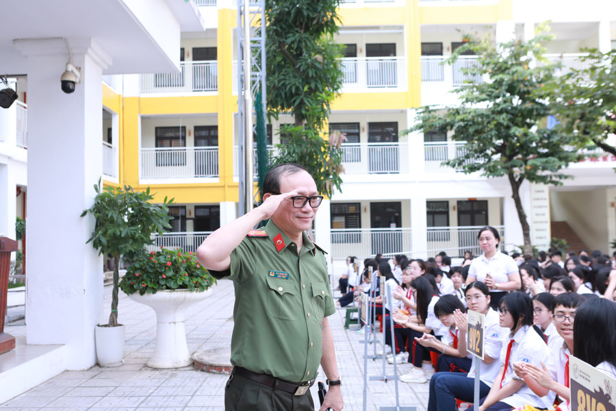 TS. Thượng tá Đào Trung Hiếu là chuyên gia có nhiều năm kinh nghiệm về phòng chống tội phạm, là tác giả kịch bản của bộ phim nổi tiếng "Bão ngầm". 12.jpg