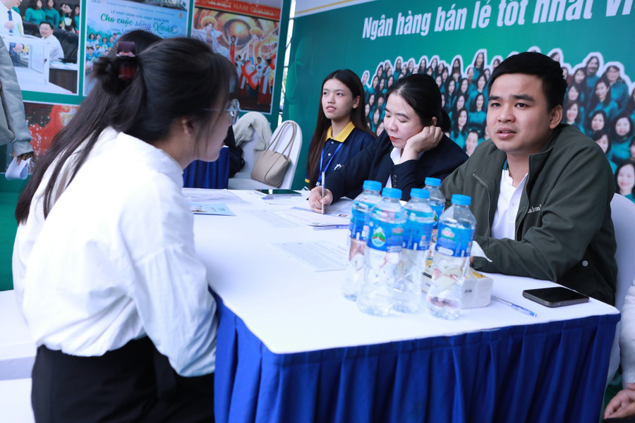 Các nhà tuyển dụng trao đổi và giải đáp thắc mắc của sinh viên. 8.jpg