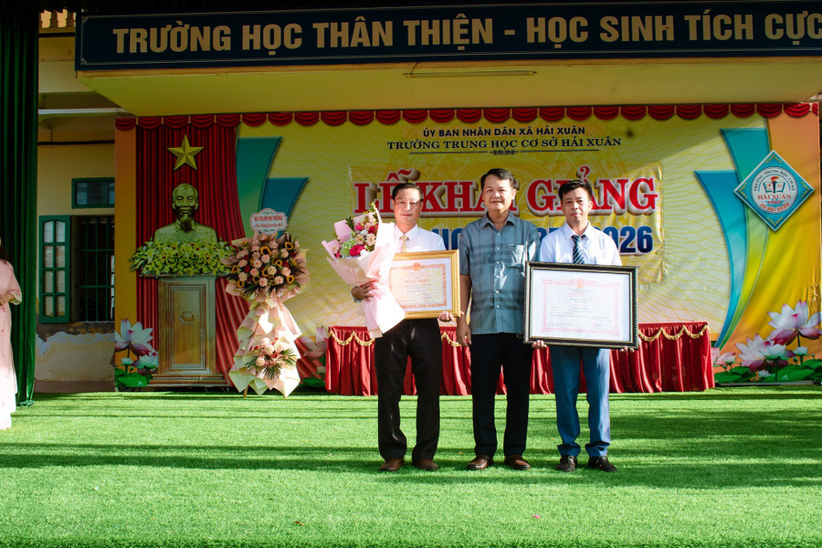 Lãnh đạo xã Hải Xuân chúc mừng thành tích của Trường THCS Hải Xuân trong năm học vừa qua. xuan-1.jpg