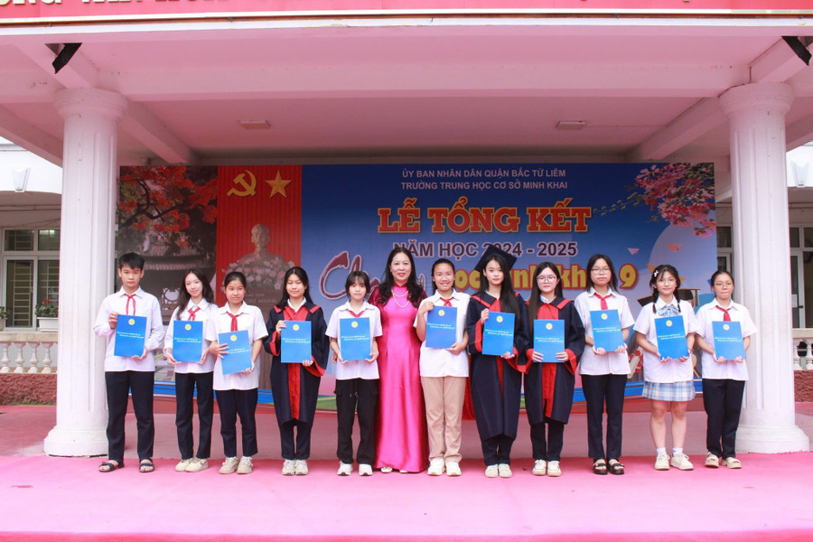 Nhà giáo Hoàng Ngọc Lan - Hiệu trưởng trao quà cho các em học sinh cùng lời chúc "vượt vũ môn" thành công Kỳ thi tuyển sinh vào lớp 10 sắp tới. khai-2.jpg