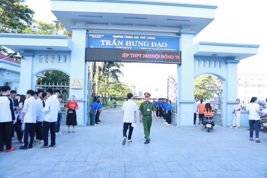 Lực lượng Công an cũng có mặt để đảm bảo an toàn giao thông trước cổng trường. 34.jpg