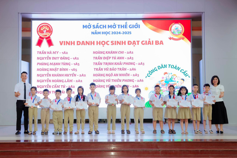 Thầy Vũ Văn Bền (bìa trái) và học sinh nhà trường. tong-1.jpg