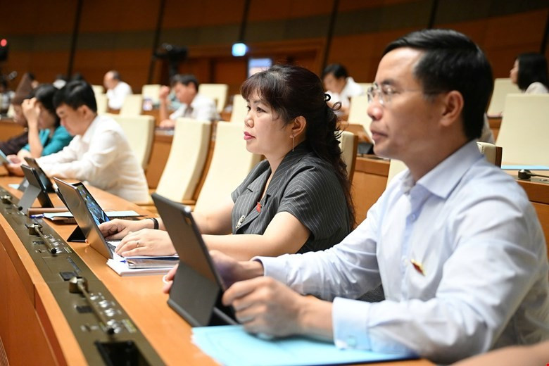 Các đại biểu tham gia phiên chất vấn sáng 20/6 tại Quốc hội. (Ảnh: Cổng TTĐT Quốc hội) dai-bieu.jpg
