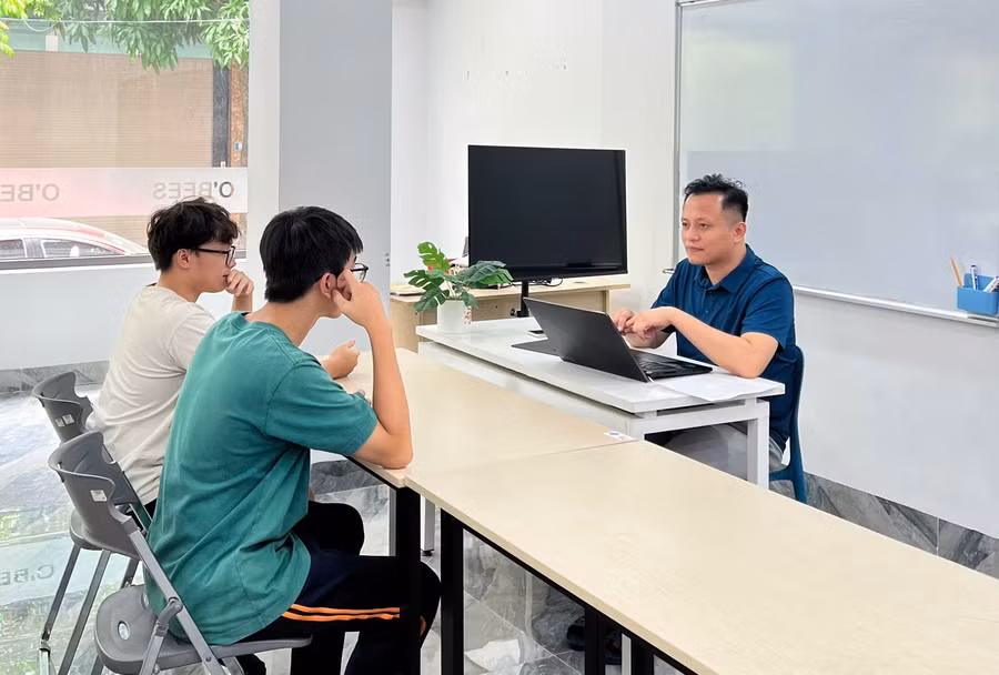 Học sinh lớp 12 tới Viện Tâm lý Giáo dục và Đào tạo nghe tư vấn từ chuyên gia. Ảnh: NVCC.