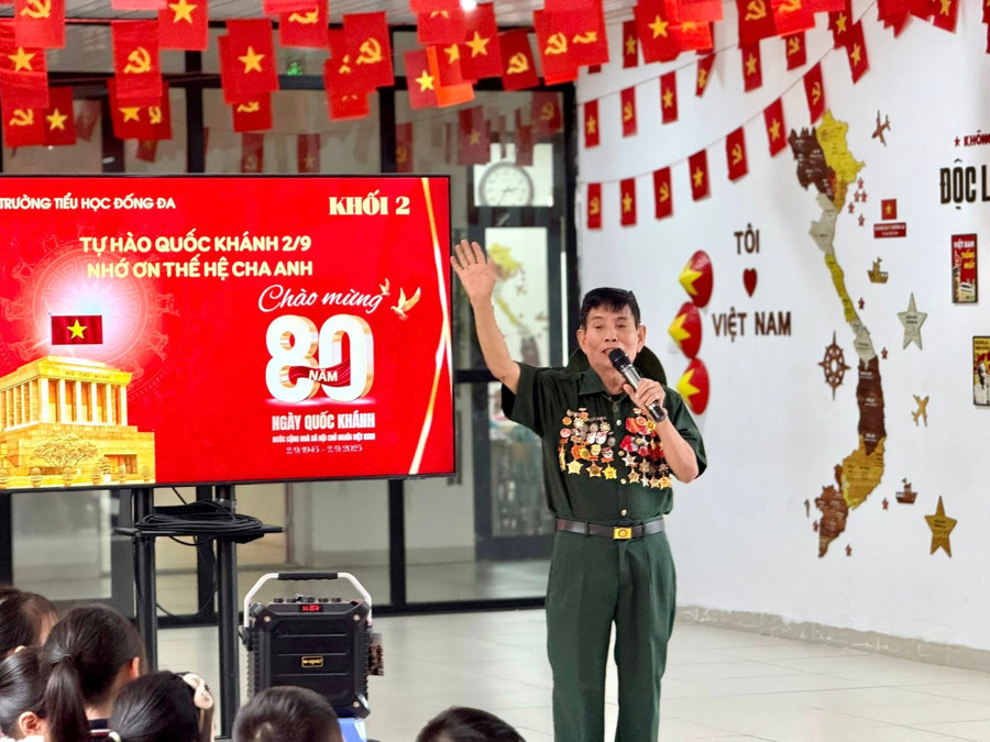 Những câu chuyện xúc động thời lửa đạn chiến tranh cùng tinh thần yêu nước, lòng dũng cảm của người lính Cụ Hồ được ông Đỗ Văn Yên chia sẻ tới các em học sinh. da-2.jpg