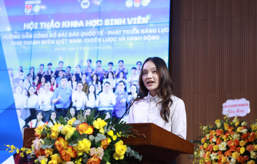 Em Nguyễn Lan Anh - Chủ tịch Hội Sinh viên Học viện Tài chính trao đổi về phong trào "Sinh viên 5 Tốt". Ảnh: Đình Tuệ.