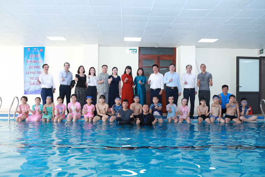 Các đại biểu động viên và chụp ảnh cùng thầy trò tham gia thí điểm chương trình dạy bơi an toàn cho học sinh tại tỉnh Bắc Ninh. 14.jpg