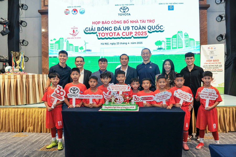 Các đại biểu và một số cầu thủ nhí tại buổi họp báo. u3.jpg