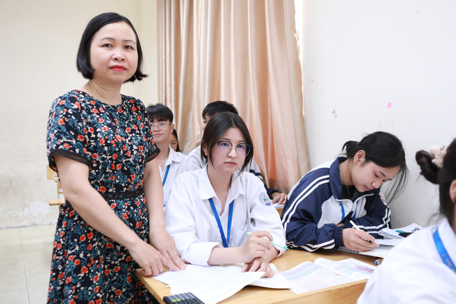 Cô Đỗ Thị Hoa hướng dẫn học trò ôn tập môn Giáo dục kinh tế và pháp luật trên lớp. 12.jpg