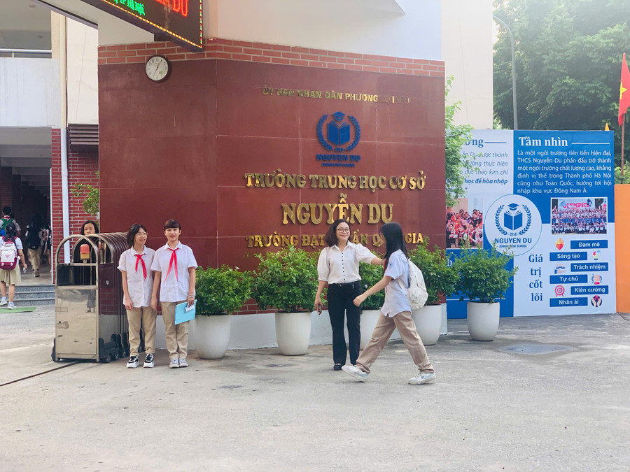 Hình ảnh quen thuộc tại cổng Trường THCS Nguyễn Du mỗi sáng. ly-1.jpg