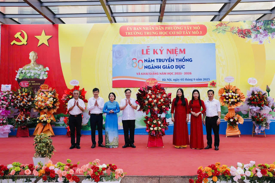 Tại Trường THCS Tây Mỗ 3 (phường Tây Mỗ, Hà Nội) lễ khai giảng được tổ chức trang trọng, ý nghĩa. tay-2.jpg