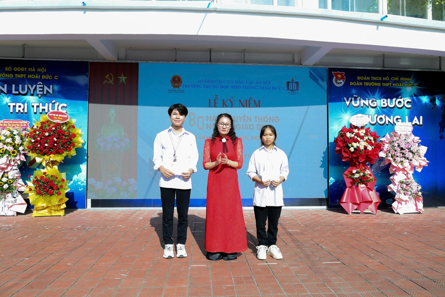 Bà Nguyễn Thị Thanh trao quà của Ủy ban Mặt trận Tổ quốc Việt Nam xã Sơn Đồng cho học sinh vượt khó. hd-1.jpg