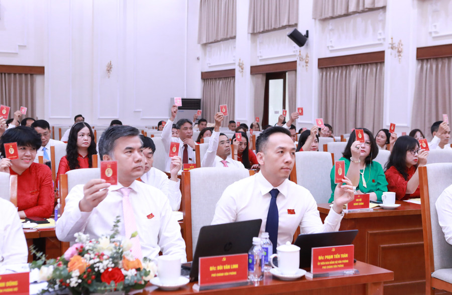 Các đại biểu biểu quyết thông qua kết quả bầu cử tại Đại hội. 14.jpg