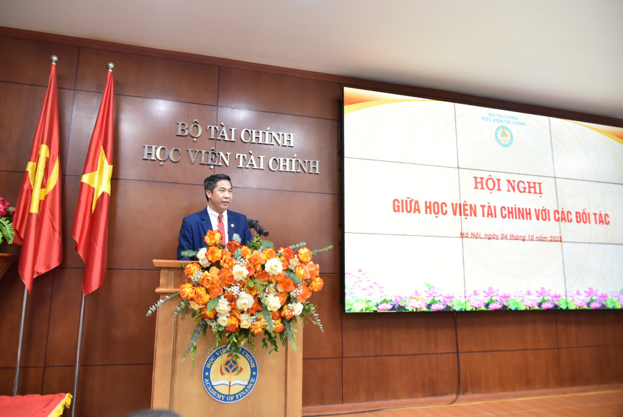 NGƯT.PGS.TS Nguyễn Đào Tùng - Giám đốc Học viện Tài chính trao đổi thông tin tại Hội nghị với các đối tác chiều 4/10. 