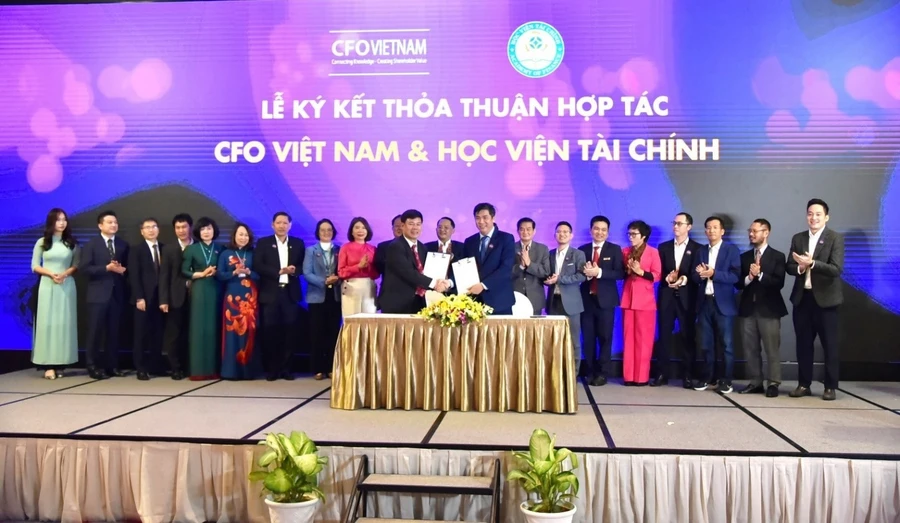 Đại diện Học viện Tài chính và CLB Giám đốc Tài chính Việt Nam ký kết thỏa thuận hợp tác.